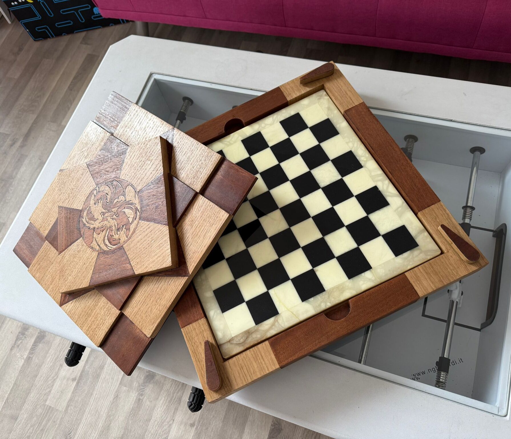 Contenitore in legno porta scacchi aperto