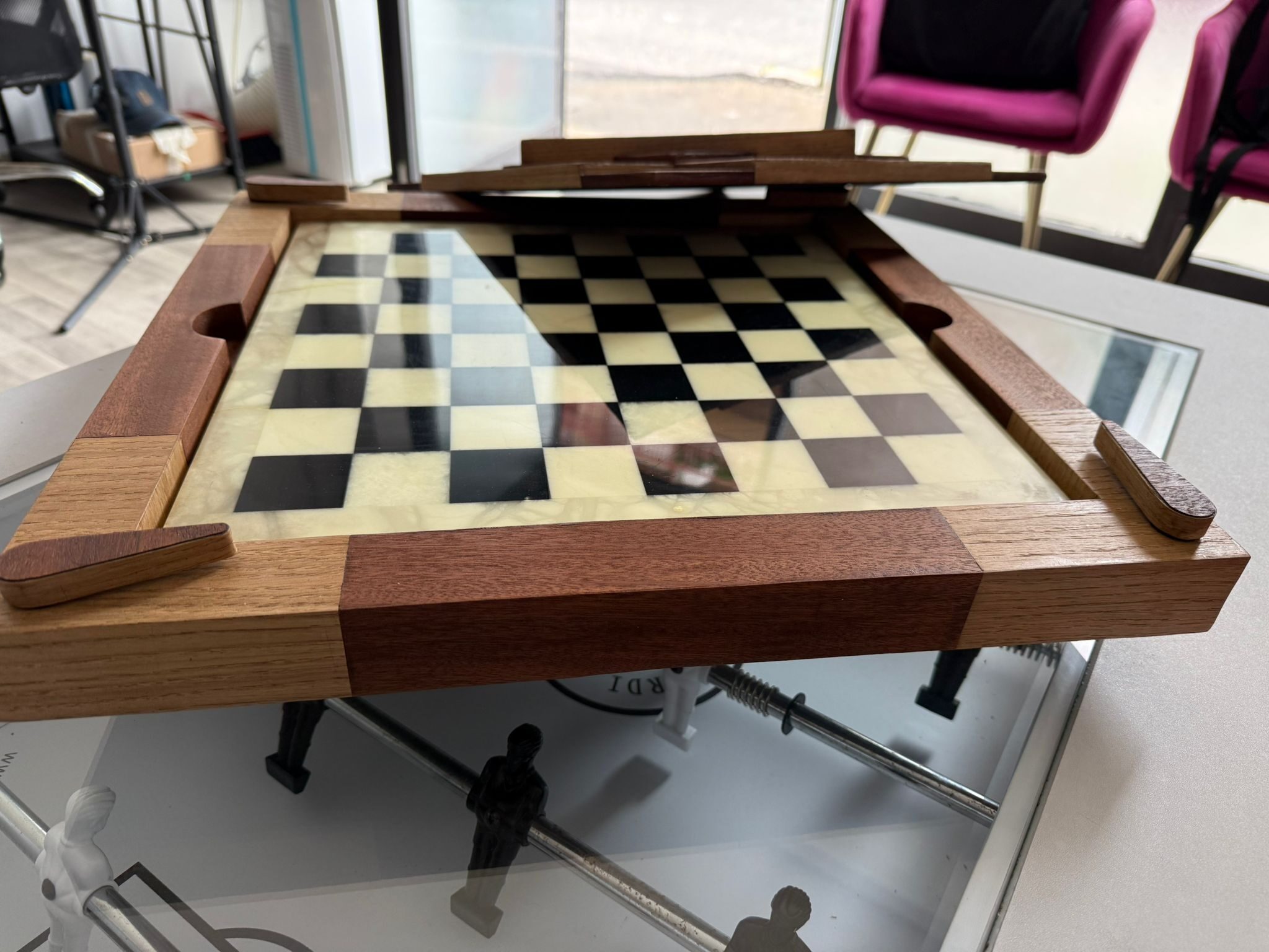 Contenitore in legno porta scacchi aperto